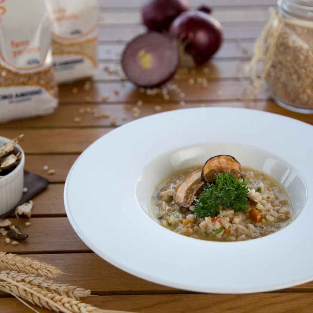 Zuppetta di orzo e farro perlato al profumo di porcini secchi