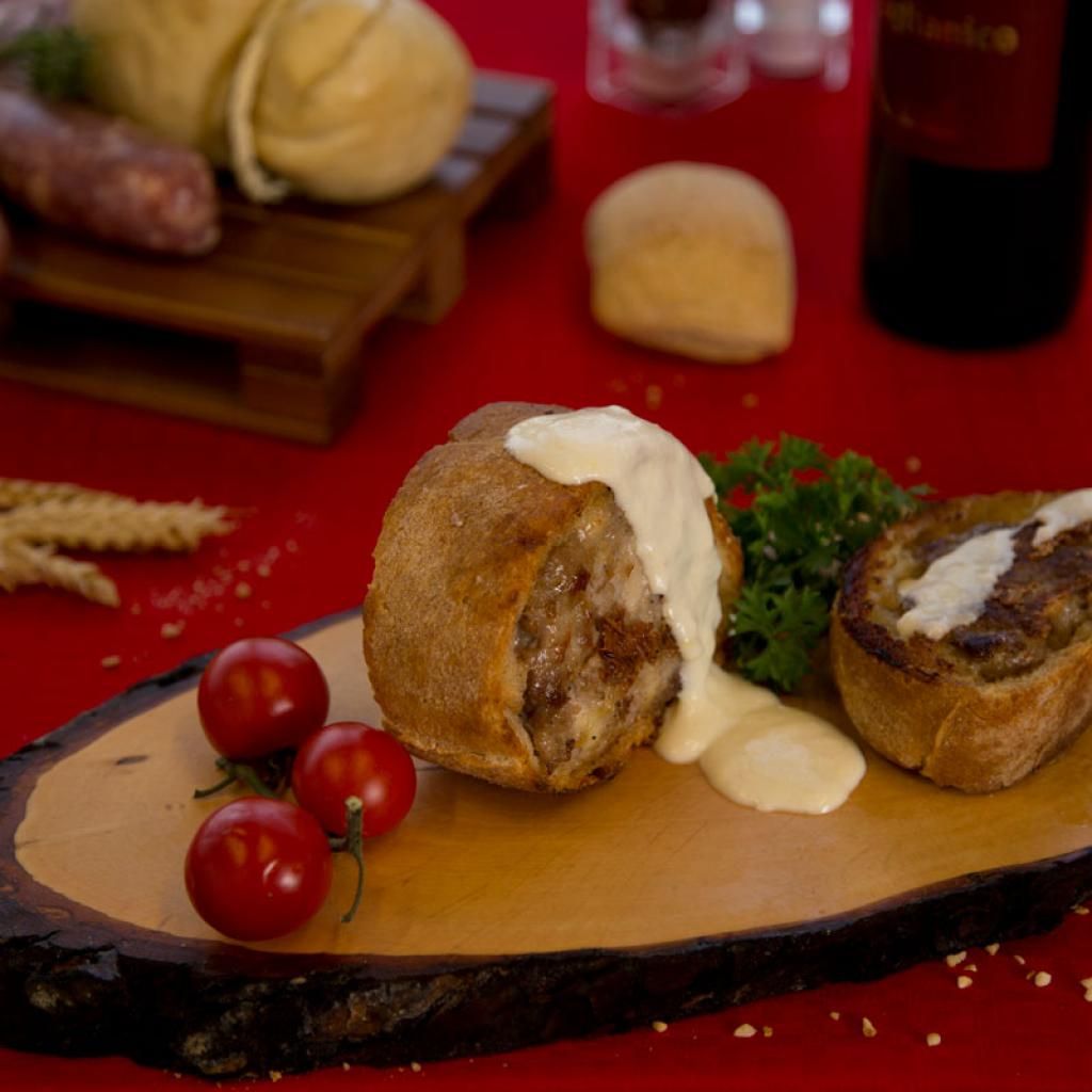 Pan farcito di salsiccia caciocavallo silano con fonduta di caprino semi stagionato