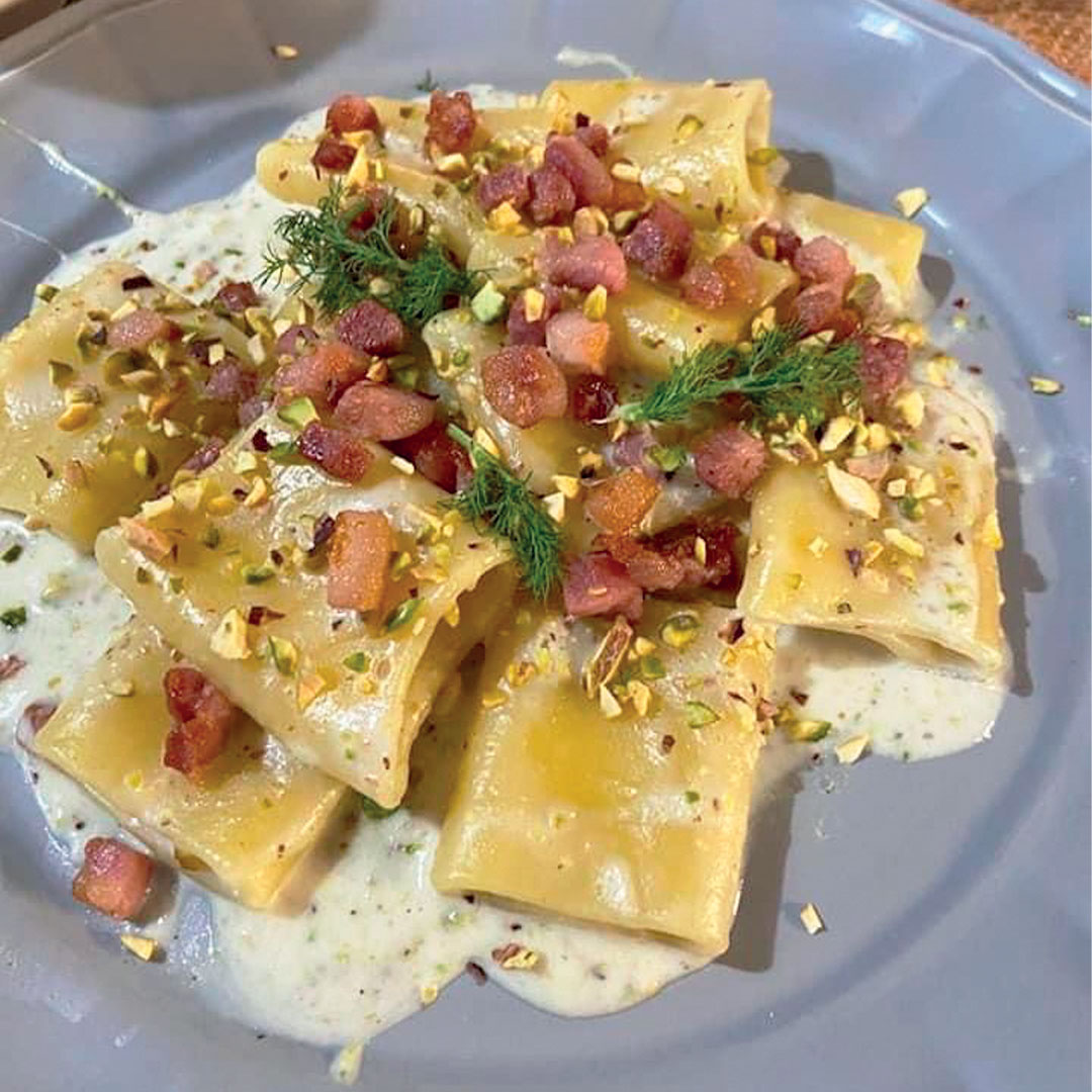 Pacchericon crema di burrata e pistacchi con guanciale croccante